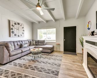 Cozy Fort Walton Beach Escape with Private Patio! - Fort Walton Beach - Wohnzimmer