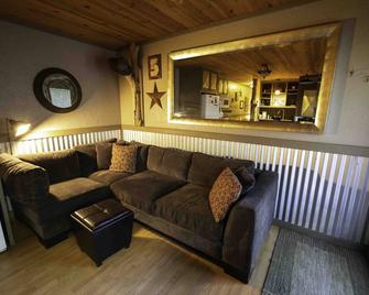 Inbody Hideaway River Front Vacation Rental - Ease into Relaxation - Riggins - Living room