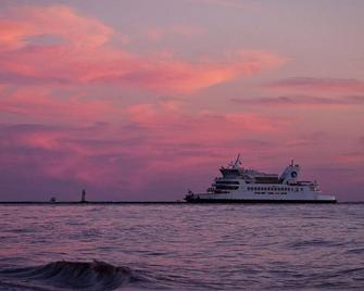 Sunset View Beach Bungalow - Pets Allowed. Amazing covered deck and yard. - Cape May Court House - Outdoor view