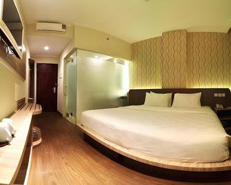 M Premiere Hotel - Bandung - Bedroom