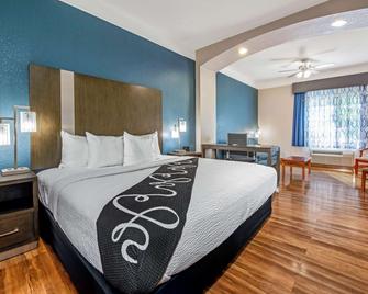 La Quinta Inn & Suites By Wyndham Kingwood Houston Iah Airpt - Houston - Bedroom