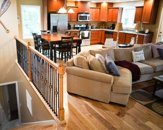 Lakin' Memories- Large Waterfront Home On Ky Lake Perfect For Family Gatherings - Gilbertsville - Living room