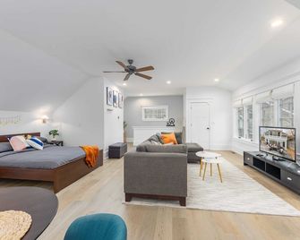 Modern Tudor Style Carriage House - Patio & grill - Ann Arbor - Salon