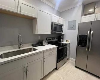 Cozy Green Apartment - Homestead - Kitchen