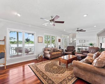 Lay Lake - On main Channel in private area. With Hot Tub and Kayaks - Wilsonville - Pokój dzienny