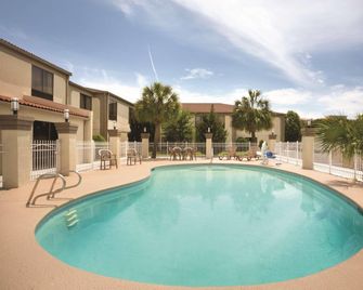 Park Inn by Radisson Albany - Albany - Pool