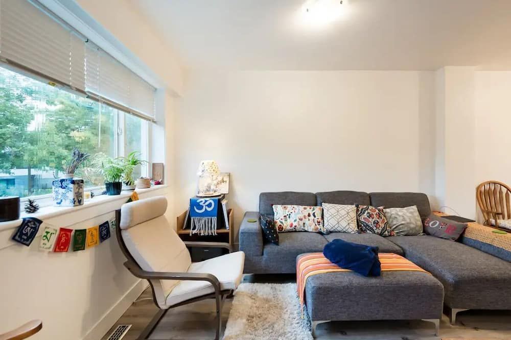 Beautiful Renovated 3-bedroom Vancouver House, near Commercial Drive-Trout Lake! - ונקובר - סלון