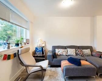 Beautiful Vancouver Cedar Cottage House - ונקובר - סלון