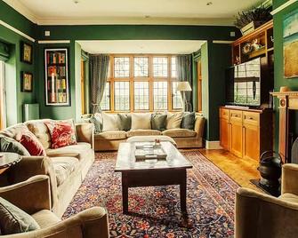 Country House on Surrey Village Cricket Green - Guildford - Living room