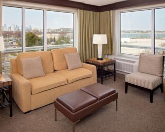 DoubleTree by Hilton Boston Bayside - Boston - Living room