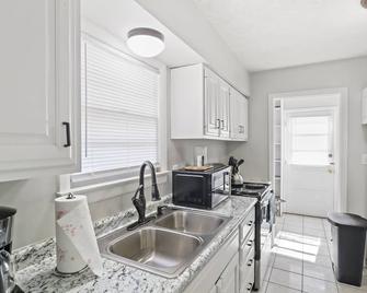 Beautifully remodeled 2 bed 1 bath + office house - Terre Haute - Kitchen