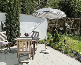 Vacation home with large garden and sun terrace, bathing lakes nearby - Wandlitz - Binnenhof