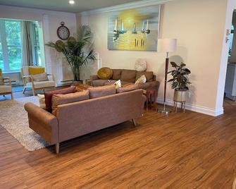 Gorgeous Spa Waterfront Cottage with Swimming Pool, Sauna, HotTub, Massage Chair - Beaverton - Living room