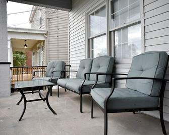 Cozy & Family Friendly Pittsburgh Home Sleeps 6 - Pittsburgh - Innenhof