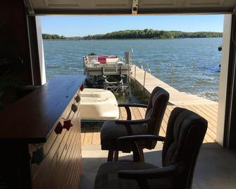 Vintage Upper Cormorant Lake Cabin - Lake Park - Balcony