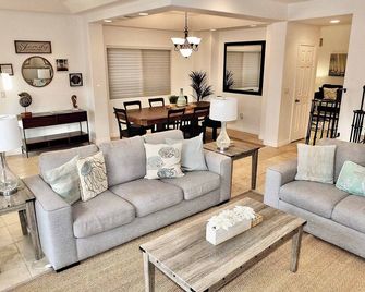 Beauty by the Beach Socal Fun! - Long Beach - Living room