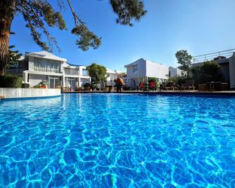 Loriet Hotel - Varia - Piscina