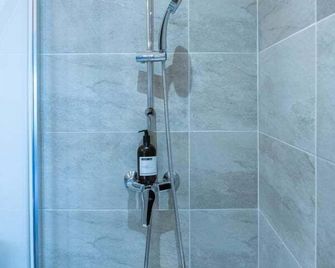 Suite Kella 2 - Tassin - Beau studio rénové - Tassin-la-Demi-Lune - Bathroom