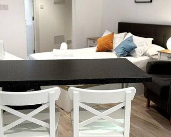 Central Studio in Heritage Award Winning Building - Gibraltar - Comedor