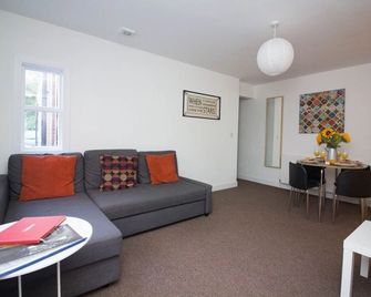 Beddoe Apartments Premier Lodge Eastleig - Eastleigh - Living room