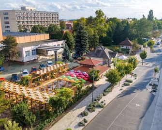 Hotel Barátság - Hajduszoboszlo - Вигляд зовні