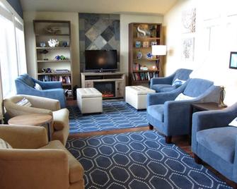 Puget Sound Waterfront Beach House ~ Neighborhood Pool - Gorgeous Sunsets! - Shelton - Lounge