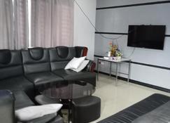 Be our guest.. and enjoy the beauty of our place - Daet - Living room