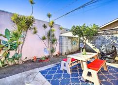 Colorful Long Beach Bungalow with Patio and Grill - Long Beach - Patio