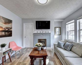 Gorgeous 5-bedroom home in Midtown- sleeps 15 - Atlanta - Living room