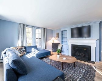 At Riverhouse you will find a home away from home! - Peterborough - Living room