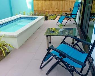 Chez Mélanie 2 - Cozy, spacious Bungalow at Mt. Talinis Valencia Dumaguete - Valencia - Svømmebasseng