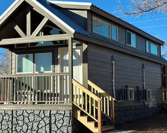 Cozy Tiny Home King Room #21B - Page - Building