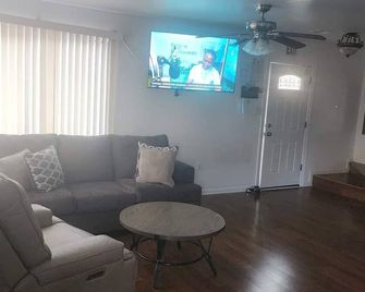 3-bedroom townhome in delightful Germantown with WiFi, AC, Heat, free parking - Germantown - Вітальня