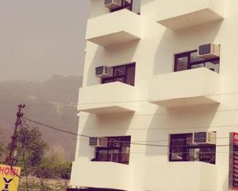 Hotel Vishla Palace By Uttarakhand Hotel Hospitality - Rishikesh - Building