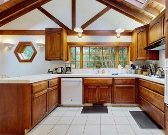 Little River Retreat- Dog Friendly with Grill - Little River - Kitchen