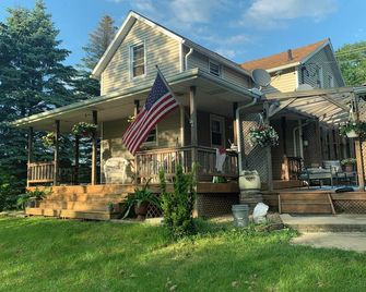 Peaceful, 150 yr old country farmhouse just 1.5 miles from Mid-Ohio racecourse! - Mansfield - Building