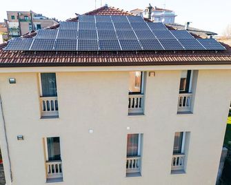 200 meters from the historic town center of which is home to starred restaurants, - Rubiera - Budova