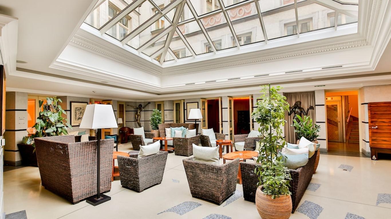 أريا هوتل براجو