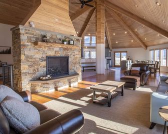 Luxury Montana Homestead - Kalispell - Stue