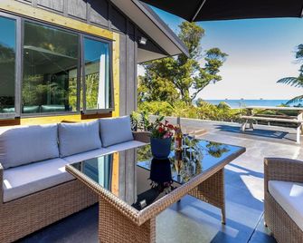 Glass Horizon - Rutherglen Holiday Home - Greymouth - Balcony