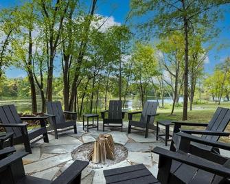 Dreamy Lake Home with Huge Private Yard - Inver Grove Heights - Patio