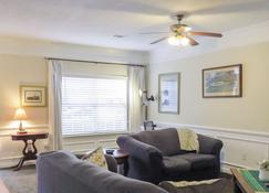 3 br townhouse, less than 1 mile from The Masters - Augusta - Living room