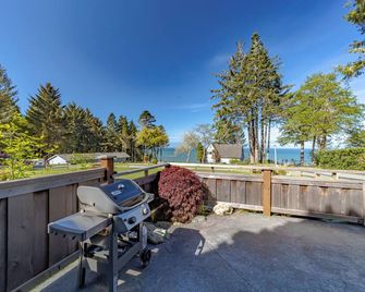 Luxury oceanside retreat, hot tub, epic views, expansive grounds for wildlife viewing and picnics - Trinidad - Balcony