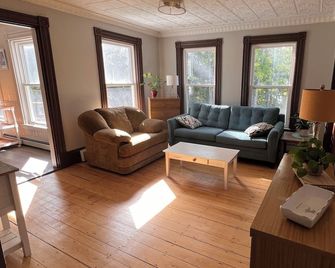 Spacious 2-bedroom Apartment in Pittsfield - Pittsfield - Sala de estar