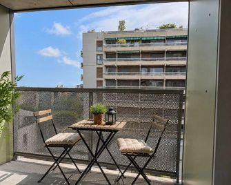 Bright Studio with Balcony, Tram 17, Gaillard, Geneva - Gaillard - Balkón