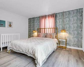Art Deco Den: Crib | Pet | Free Prkg | Fire TV\n - Cornwall - Bedroom