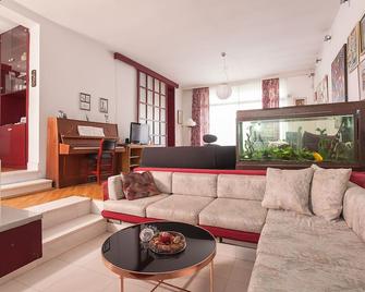 أوربان هوستل آند أبارتمنتس - سكوبي - غرفة معيشة