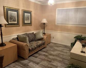 Golf course and Mountain views - Burnsville - Living room