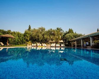 سبيتي بريفتي - Gouvia - حوض السباحة