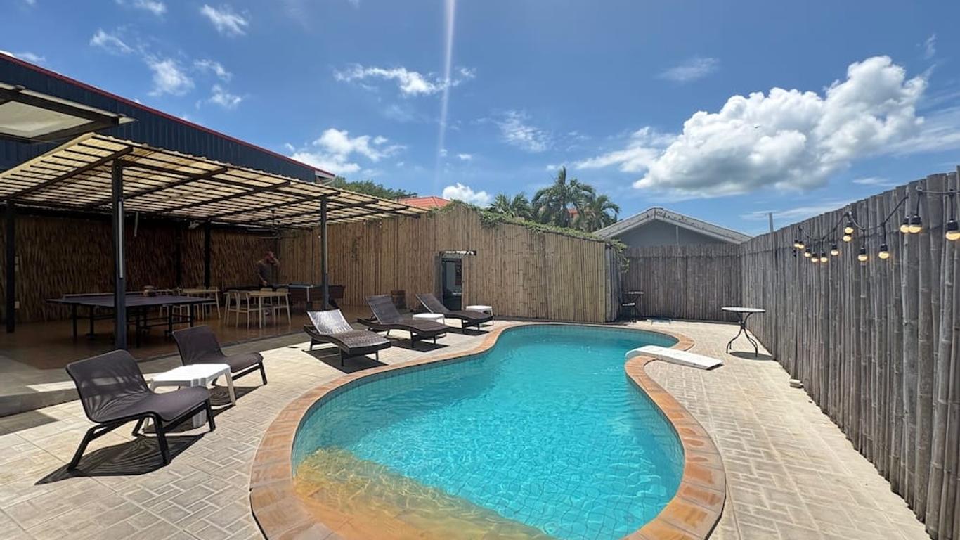 1715 House - White Rhino